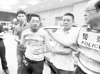 大学生劫持女医生 民警扮司机救人 